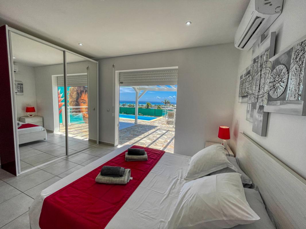 Location villa Rubis 2 chambres 4 personnes vue sur mer piscine à St François en Guadeloupe - chambre 1